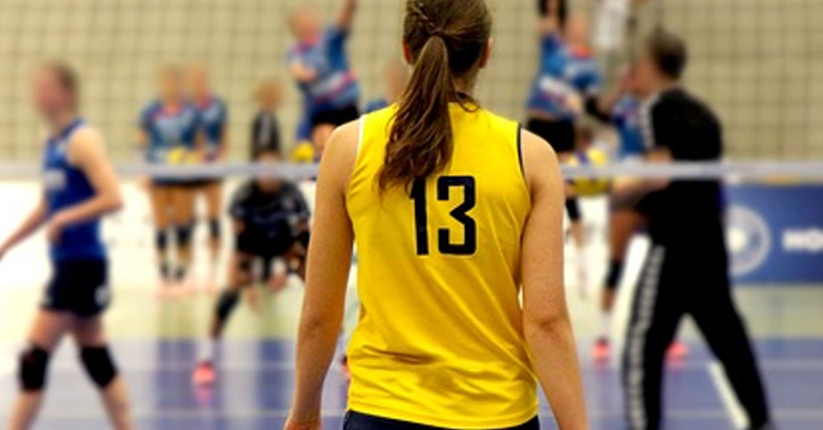 match d'entrainement de volley dans un gymnase